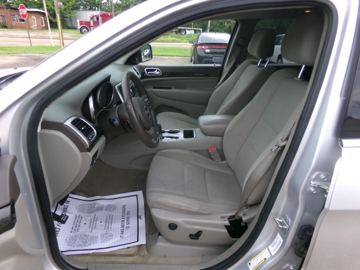 2011 Gray /Gray Jeep Grand Cherokee Laredo 2WD (1J4RS4GG4BC) with an 3.6L V6 DOHC 24V engine, 5-Speed Automatic transmission, located at 401 First NE, Bearden, AR, 71720, (870) 687-3414, 33.726528, -92.611519 - Photo#7